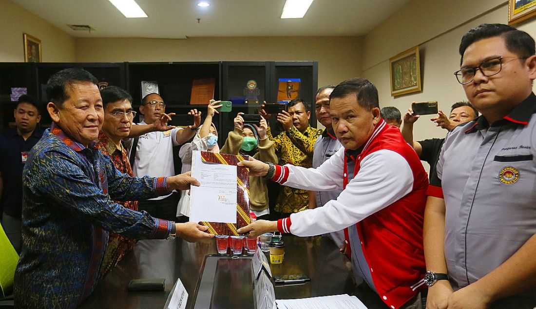 Letjen (Purn) Thamrin Marzuki (berbatik) menyerahkan berkas pendaftaran calon ketua umum Pengurus Besar Taekwondo Indonesia (PBTI) 2023-2027 di Kantor PBTI, STC, Senayan, Jakarta, Jumat (25/8). Thamrin merupakan ketua umum PBTI 2019-2023 yang berencana kembali maju sebagai calon ketua umum pada Munas PBTI 2023 yang digelar di Sentul, Bogor, Jawa Barat, September mendatang. - JPNN.com