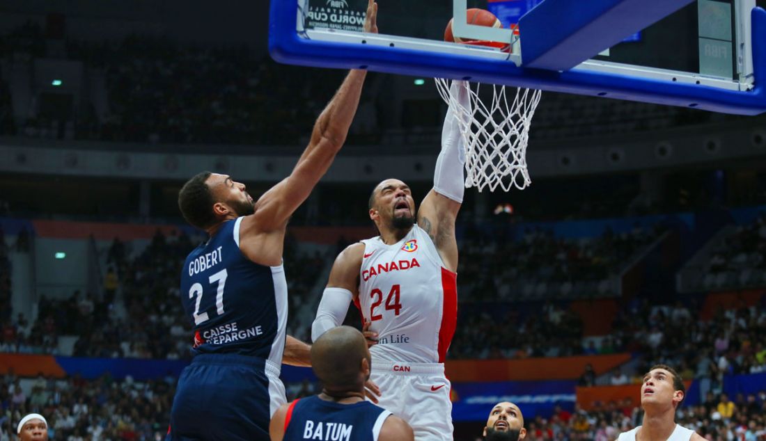 Pebasket Kanada Dillon Brooks melakukan slam dunk dalam laga babak fase grup FIBA World Cup 2023 antara Prancis melawan Kanada, di Jakarta, Jumat (25/8). Kanada menang atas Prancis dengan skor 95-65. - JPNN.com