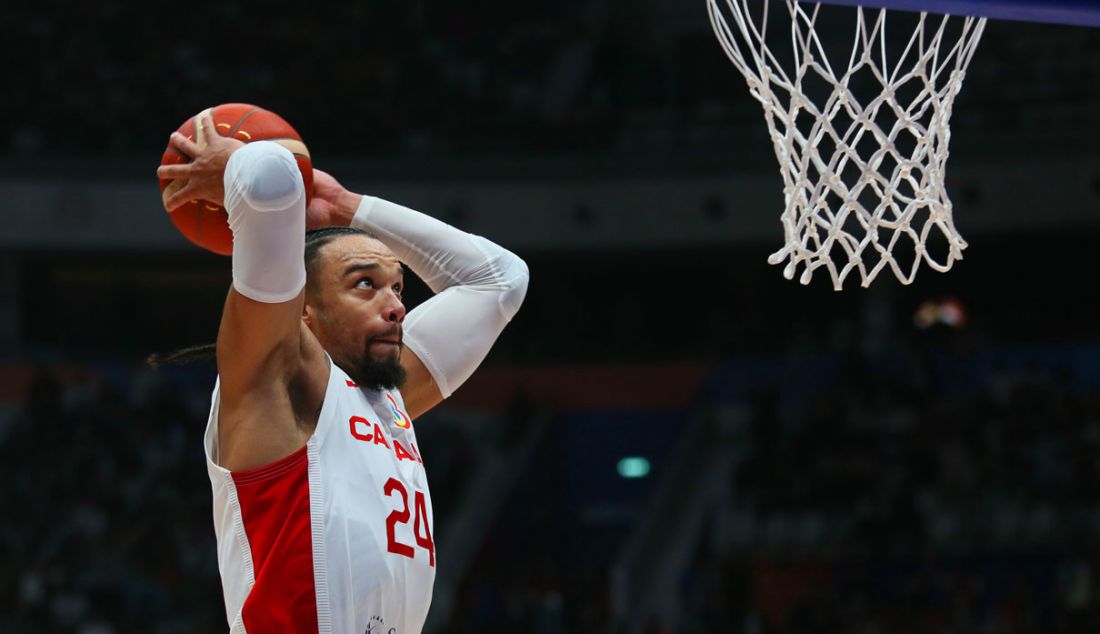 Pebasket Kanada Dillon Brooks melakukan slam dunk dalam laga babak fase grup FIBA World Cup 2023 antara Prancis melawan Kanada, di Jakarta, Jumat (25/8). Kanada menang atas Prancis dengan skor 95-65. - JPNN.com