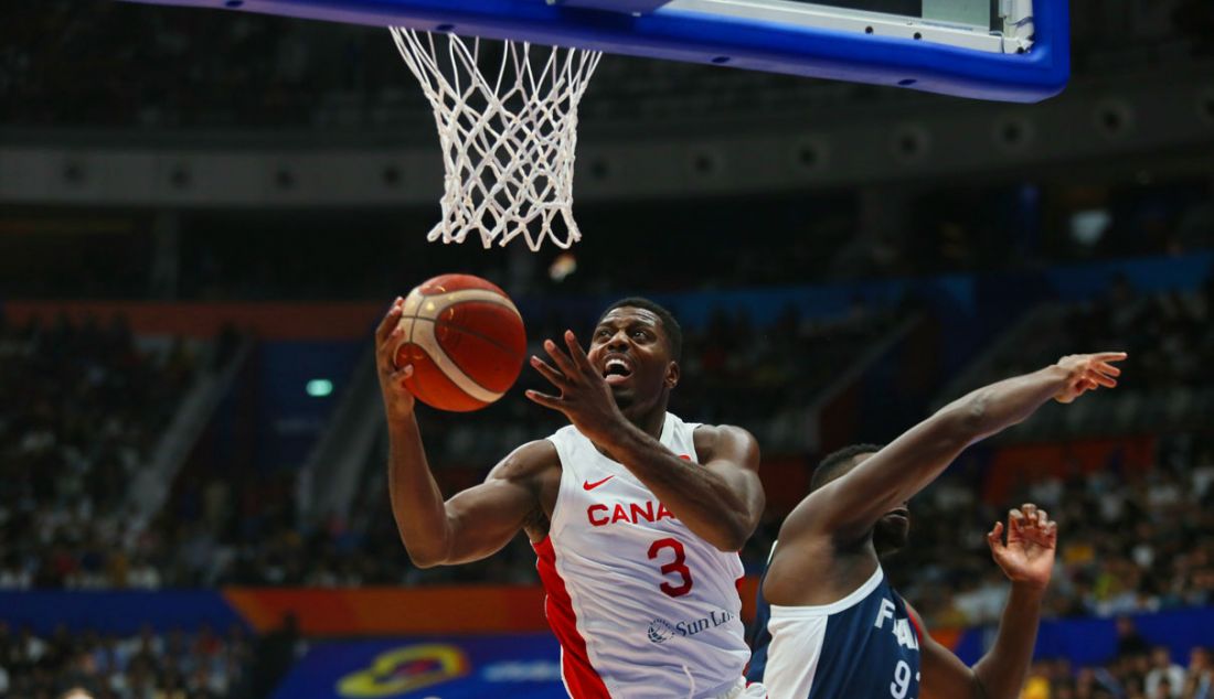 Pebasket Kanada Melvin Ejim melakukan lay up dalam laga babak fase grup FIBA World Cup 2023 antara Prancis melawan Kanada, di Jakarta, Jumat (25/8). Kanada menang atas Prancis dengan skor 95-65. - JPNN.com