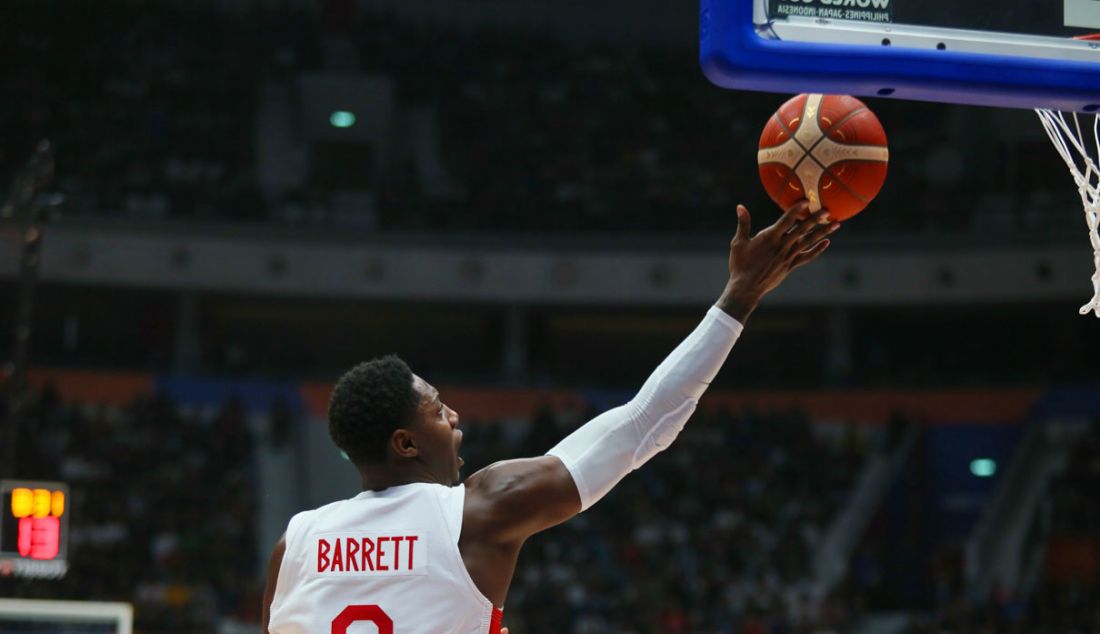 Pebasket Kanada RJ Barrett melakukan lay up dalam laga babak fase grup FIBA World Cup 2023 antara Prancis melawan Kanada, di Jakarta, Jumat (25/8). Kanada menang atas Prancis dengan skor 95-65. - JPNN.com