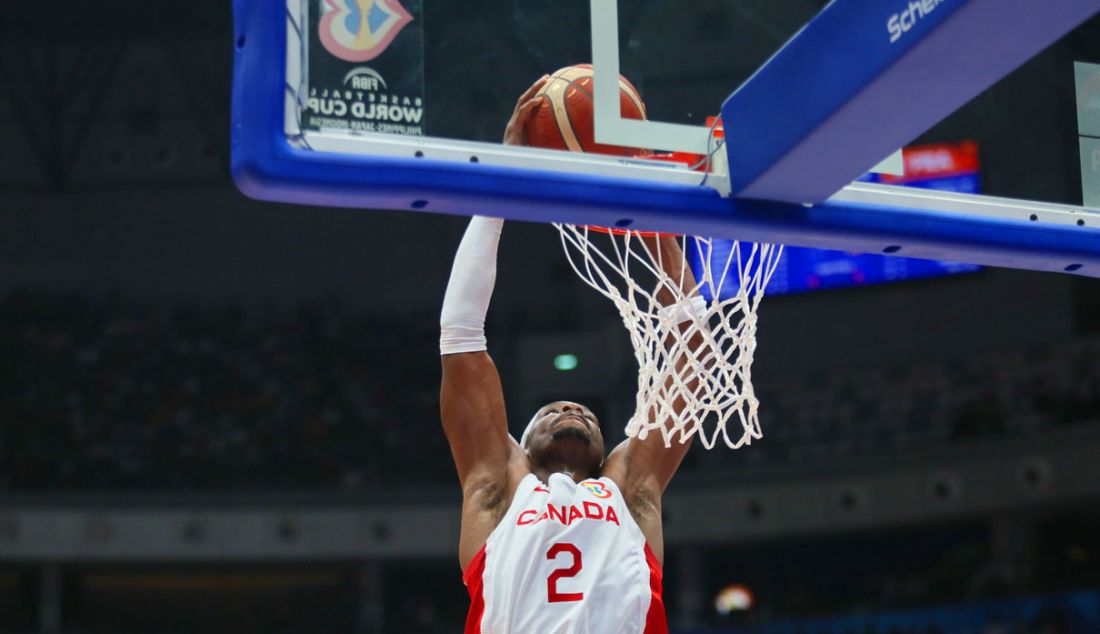 Pebasket Kanada Shai Gilgeous-Alexander melakukan slam dunk dalam laga babak fase grup FIBA World Cup 2023 antara Prancis melawan Kanada, di Jakarta, Jumat (25/8). Kanada menang atas Prancis dengan skor 95-65. - JPNN.com