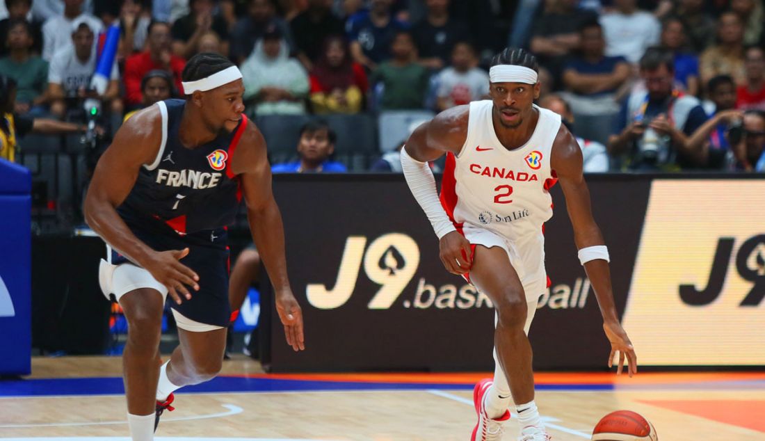 Pebasket Kanada Shai Gilgeous-Alexander saat mendapat pengawalan dari pebasket Prancis Guerschon Yabusele dalam laga babak fase grup FIBA World Cup 2023 antara Prancis melawan Kanada, di Jakarta, Jumat (25/8). Kanada menang atas Prancis dengan skor 95-65. - JPNN.com