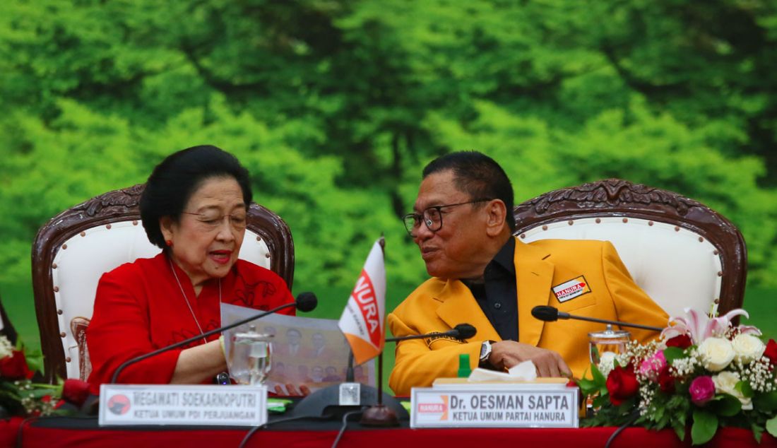 Ketum PDI Perjuangan Megawati Soekarnoputri saat berbincang dengan Ketum Partai Hanura Oesman Sapta Ondang (OSO) di sela pertemuan PDI Perjuangan dengan Partai Hanura di Kantor DPP PDI Perjuangan, Jakarta, Senin (28/8). - JPNN.com