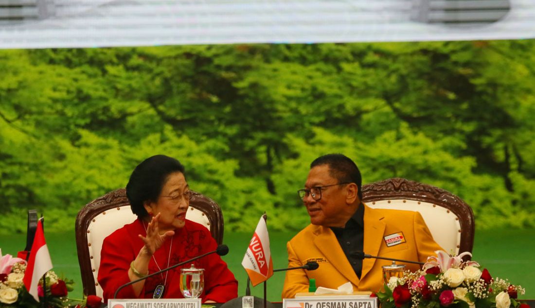 Ketum PDI Perjuangan Megawati Soekarnoputri saat berbincang dengan Ketum Partai Hanura Oesman Sapta Ondang (OSO) di sela pertemuan PDI Perjuangan dengan Partai Hanura di Kantor DPP PDI Perjuangan, Jakarta, Senin (28/8). - JPNN.com