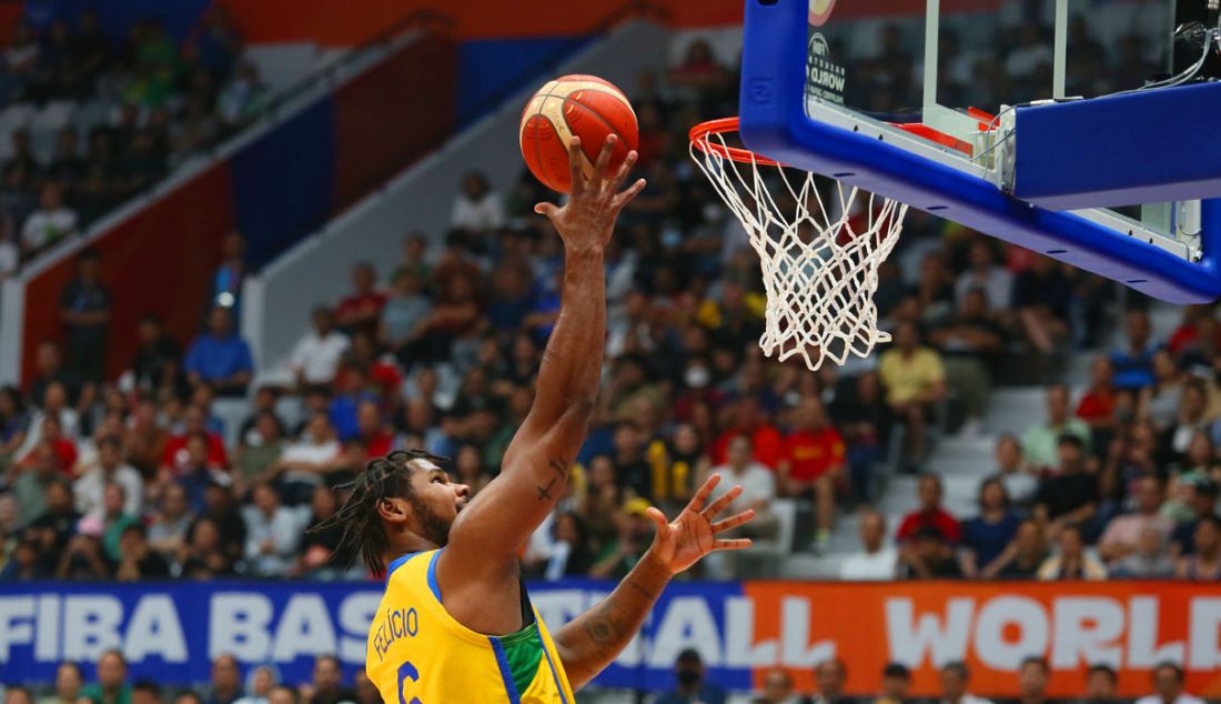 Pebasket Brasil Cristiano Felicio lay up saat bertanding melawan Spanyol pada penyisihan Grup G FIBA World Cup 2023 di Indonesia Arena, Gelora Bung Karno, Jakarta, Senin (28/8). - JPNN.com