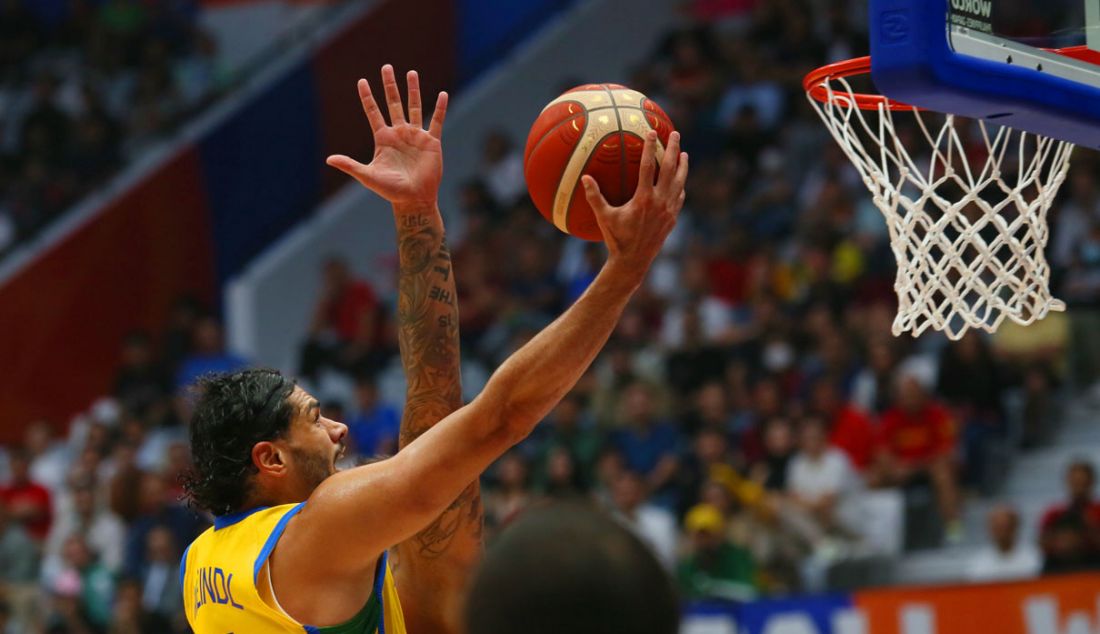 Pebasket Brazil Leonardo Meindl lay up saat bertanding melawan Spanyol pada penyisihan Grup G FIBA World Cup 2023 di Indonesia Arena, Gelora Bung Karno, Jakarta, Senin (28/8). Spanyol mengalahkan Brasil dengan skor 96-78. - JPNN.com