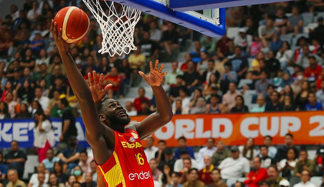 Pebasket Spanyol Usman Garuba (merah) saat bertanding melawan Brasil pada penyisihan Grup G FIBA World Cup 2023 di Indonesia Arena, Gelora Bung Karno, Jakarta, Senin (28/8). - JPNN.com