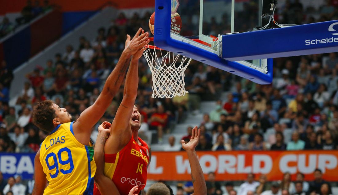 Pebasket Spanyol Willy Hernangomez (merah) dan pebasket Brasil Lucas Dias berebut bola pada penyisihan Grup G FIBA World Cup 2023 di Indonesia Arena, Gelora Bung Karno, Jakarta, Senin (28/8). - JPNN.com