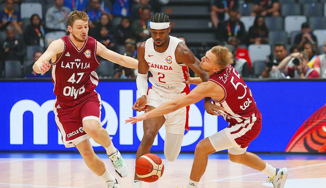 Pebasket Kanada Shai Gilgeous-Alexander diadang dua pebasket Latvia pada penyisihan Grup H FIBA World Cup 2023 di Indonesia Arena, Gelora Bung Karno, Jakarta, Selasa (29/8). - JPNN.com