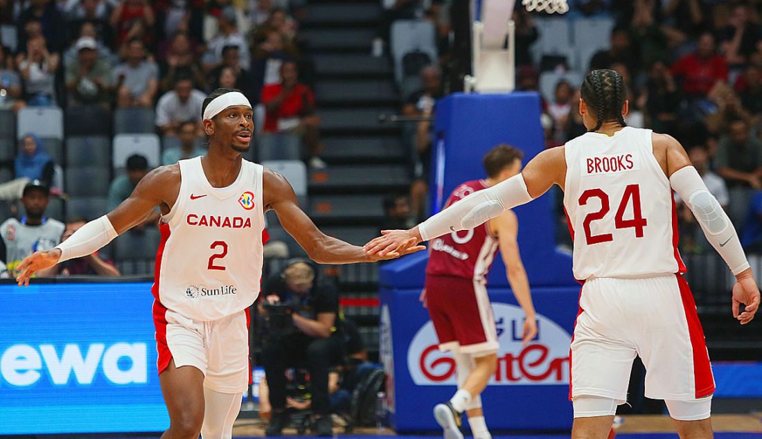 Pebasket Kanada Shai Gilgeous-Alexander (kiri) saat bertanding melawan Latvia pada penyisihan Grup H FIBA World Cup 2023 di Indonesia Arena, Gelora Bung Karno, Jakarta, Selasa (29/8). Kanada mengalahkan Latvia dengan skor 101-75. - JPNN.com