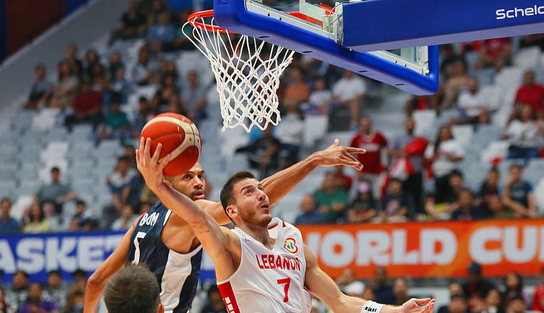 Pebasket Lebanon Karim Zeinoun melakukan lay up saat bertanding melawan Prancis di Indonesia Arena, Gelora Bung Karno, Jakarta, Selasa (29/8). - JPNN.com