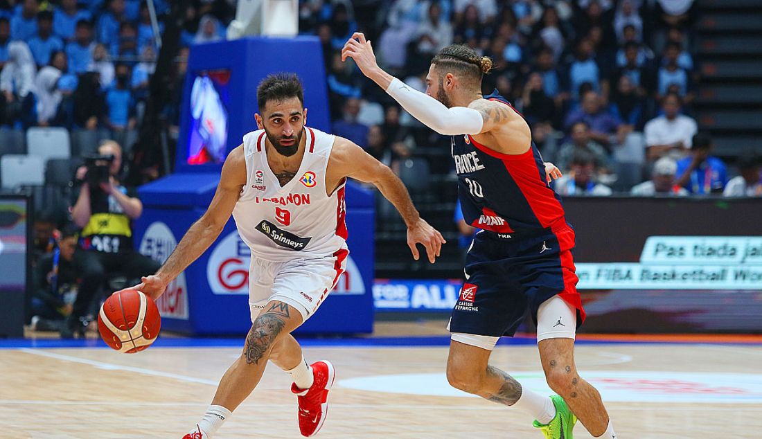 Pebasket Lebanon Sergio El Darwich (kiri) saat bertanding melawan Prancis pada penyisihan Grup H FIBA World Cup 2023 di Indonesia Arena, Gelora Bung Karno, Jakarta, Selasa (29/8). - JPNN.com