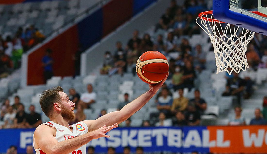 Pebasket Lebanon Wael Arakji melakukan lay up saat bertanding melawan Prancis pada penyisihan Grup H FIBA World Cup 2023 di Indonesia Arena, Gelora Bung Karno, Jakarta, Selasa (29/8). - JPNN.com