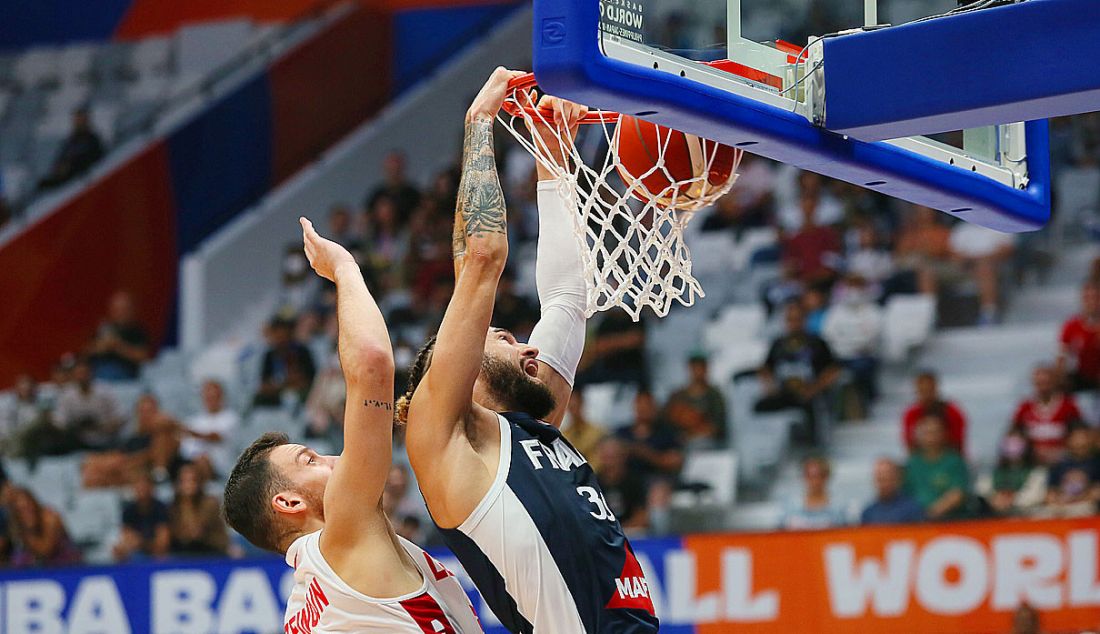 Pebasket Prancis Isaia Cordinier melakukan slam dunk saat bertanding melawan Lebanon pada penyisihan Grup H FIBA World Cup 2023 di Indonesia Arena, Gelora Bung Karno, Jakarta, Selasa (29/8). Prancis mengalahkan Lebanon dengan skor 85-79. - JPNN.com