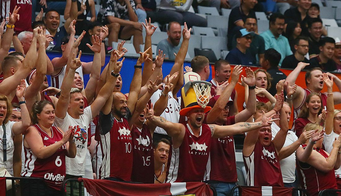 Suporter Latvia saat menyaksikan pertandingan timnya melawan Kanada pada penyisihan Grup H FIBA World Cup 2023 di Indonesia Arena, Gelora Bung Karno, Jakarta, Selasa (29/8). - JPNN.com