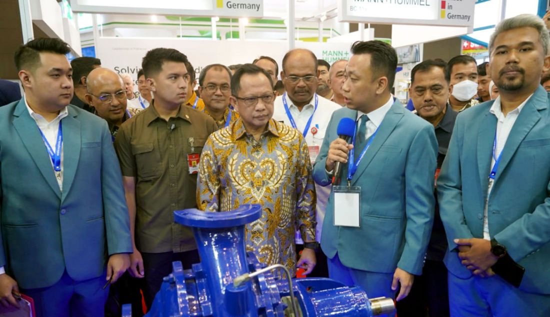 Dirjen Bina Adwil Kemendagri Safrizal, Menteri Dalam Negeri Tito Karnavian, dan Managing Director PT Napindo Media Ashatama Arya Seta Wiriadipura membuka acara Integrated Technology Event (ITE) 2023 di JIEXPO, Rabu (30/8). Pameran ini menghadirkan ragam solusi informasi, teknologi, dan bisnis untuk pengembangan kota pintar. - JPNN.com