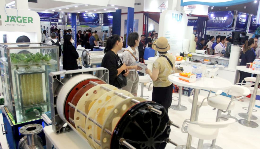 Pengunjung saat menghadiri pameran Integrated Technology Event (ITE) 2023 di JIEXPO, Rabu (30/8). Pameran ini menghadirkan ragam solusi informasi, teknologi dan bisnis untuk pengembangan kota pintar. - JPNN.com