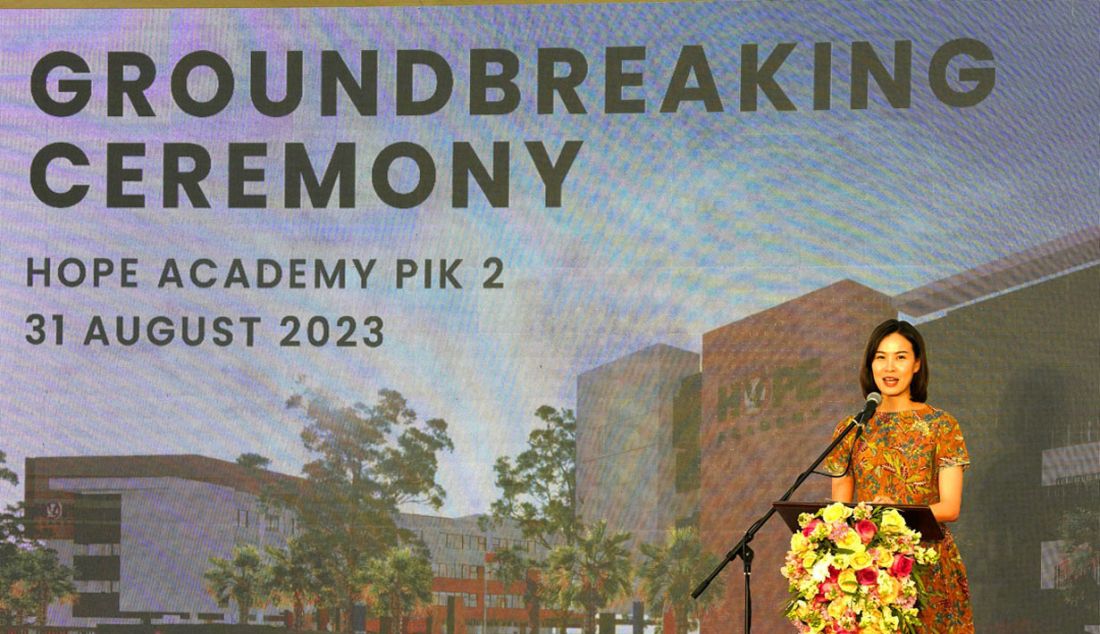 Direktur Eksekutif Yayasan Pendidikan Pelita Harapan Stephanie Riady saat Groundbreaking HOPE Academy di PIK2, Teluknaga, Kab. Tangerang, Kamis (31/8). HOPE Academy berkomitmen untuk memberikan dampak positif bagi bangsa, melalui pendekatan holistik yang mencakup pengetahuan, iman, dan karakter, serta menggunakan kurikulum berkualitas dari International Baccalaureate (IB) yang disesuaikan dengan perkembangan zaman, sehingga dipastikan setiap anak akan mendapatkan pengalaman bersekolah terbaik. - JPNN.com