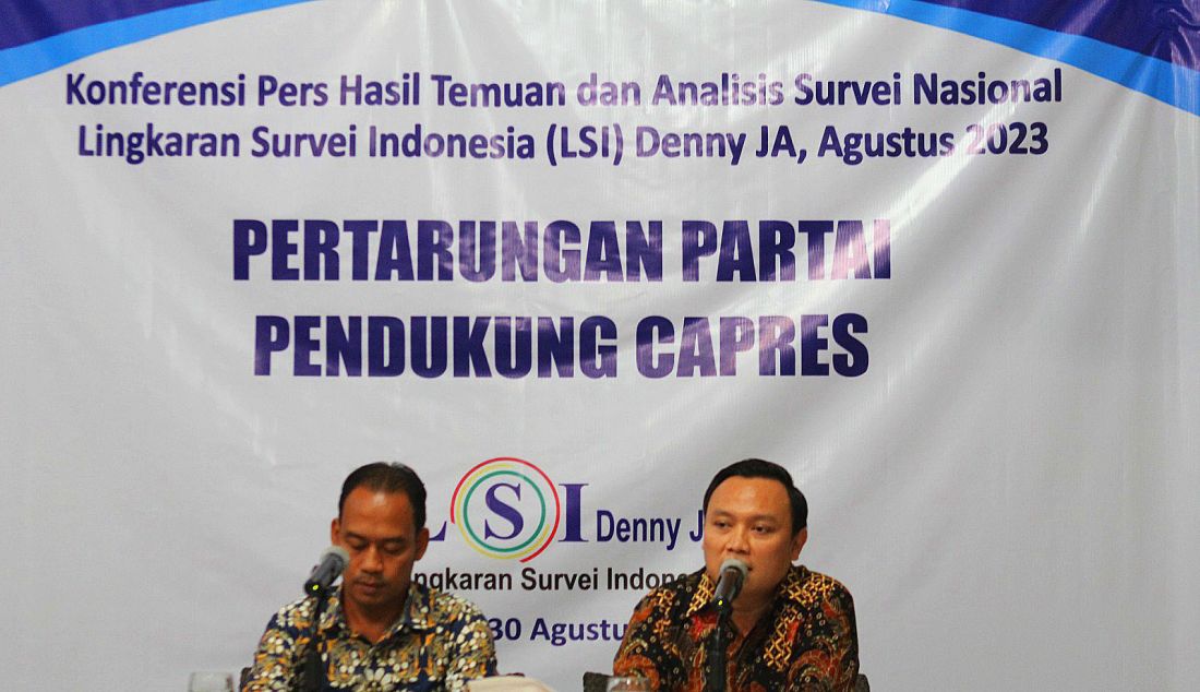 Peneliti senior LSI Denny JA, Ade Mulyana (kanan) didampingi moderator M.Khotib saat merilis hasil temuan dan analisis Survei Nasional bertajuk 