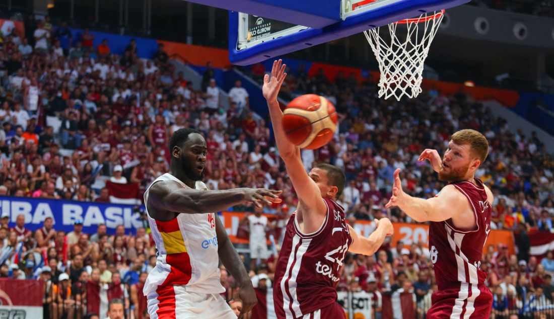 Dua pebasket Lativia berusaha memblok lemparan pebasket Spanyol Usman Garuba pada putaran kedua Grup L FIBA World Cup 2023 di Indonesia Arena, Gelora Bung Karno, Senayan, Jakarta, Jumat (1/9). Latvia berhasil mengalahkan Spanyol dengan skor 74-69. - JPNN.com