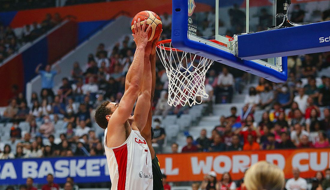 Pebasket Brasil Bruno Caboclo memblok lay up pebasket Kanada Dwight Powell pada putaran kedua Grup L FIBA World Cup 2023 di Indonesia Arena, Gelora Bung Karno, Senayan, Jakarta, Jumat (1/9). Brasil berhasil mengalahkan Kanada dengan skor 69-65. - JPNN.com