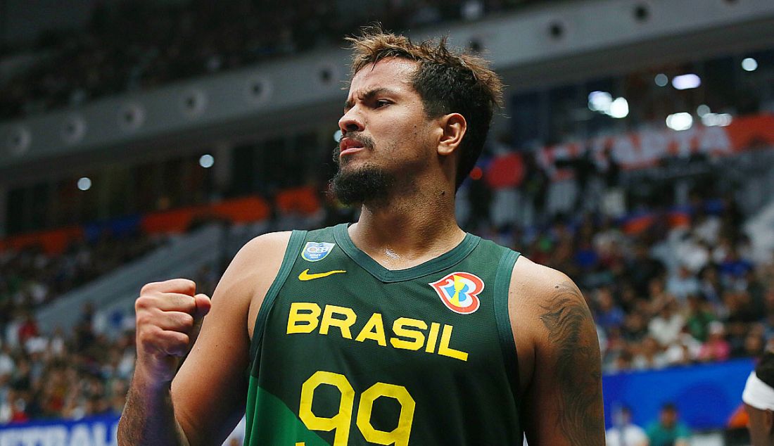 Pebasket Brasil Lucas Dias saat bertanding melawan Kanada pada putaran kedua Grup L FIBA World Cup 2023 di Indonesia Arena, Gelora Bung Karno, Senayan, Jakarta, Jumat (1/9). Brasil berhasil mengalahkan Kanada dengan skor 69-65. - JPNN.com