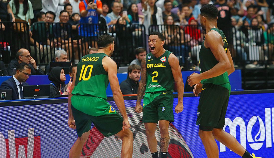 Pebasket Brasil Yago Santos (tengah) melakukan selebrasi seusai mencetak poin pada putaran kedua Grup L FIBA World Cup 2023 di Indonesia Arena, Gelora Bung Karno, Senayan, Jakarta, Jumat (1/9). Brasil berhasil mengalahkan Kanada dengan skor 69-65. - JPNN.com