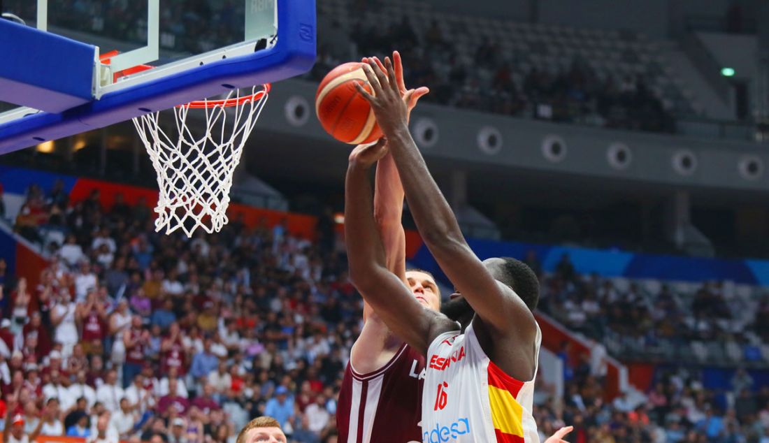 Pebasket Latvia Andrejs Grazulis (kiri) memblok lay up pebasket Spanyol Usman Garuba pada putaran kedua Grup L FIBA World Cup 2023 di Indonesia Arena, Gelora Bung Karno, Senayan, Jakarta, Jumat (1/9). Latvia berhasil mengalahkan Spanyol dengan skor 74-69. - JPNN.com