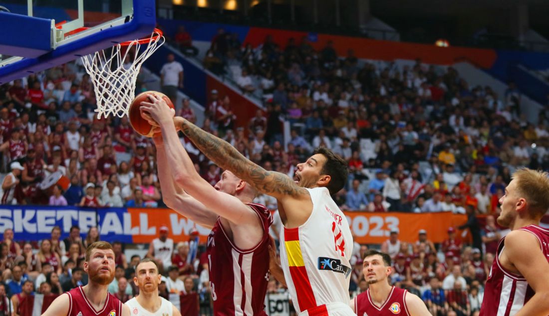 Pebasket Latvia Rolands Smits berduel dengan pebasket Spanyol Willy Hernangomez pada putaran kedua Grup L FIBA World Cup 2023 di Indonesia Arena, Gelora Bung Karno, Senayan, Jakarta, Jumat (1/9). Latvia berhasil mengalahkan Spanyol dengan skor 74-69. - JPNN.com