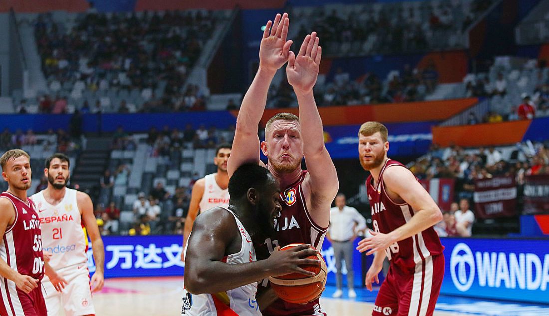 Pebasket Latvia Rolands Smits berusaha menutup pergerakan pebasket Spanyol Usman Garuba pada putaran kedua Grup L FIBA World Cup 2023 di Indonesia Arena, Gelora Bung Karno, Senayan, Jakarta, Jumat (1/9). Latvia berhasil mengalahkan Spanyol dengan skor 74-69. - JPNN.com