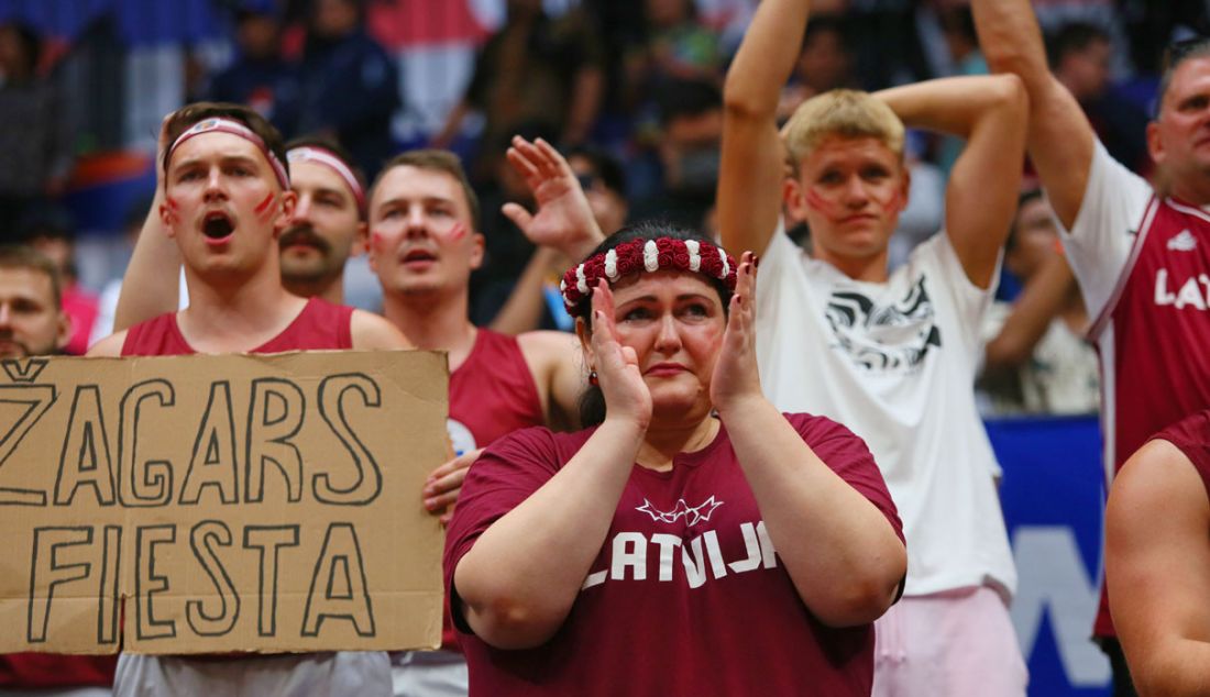 Suporter Latvia terharu seusai Timnas Basket Latvia mengalahkan Timnas Basket Spanyol pada putaran kedua Grup L FIBA World Cup 2023 di Indonesia Arena, Gelora Bung Karno, Senayan, Jakarta, Jumat (1/9). Latvia berhasil mengalahkan Spanyol dengan skor 74-69. - JPNN.com