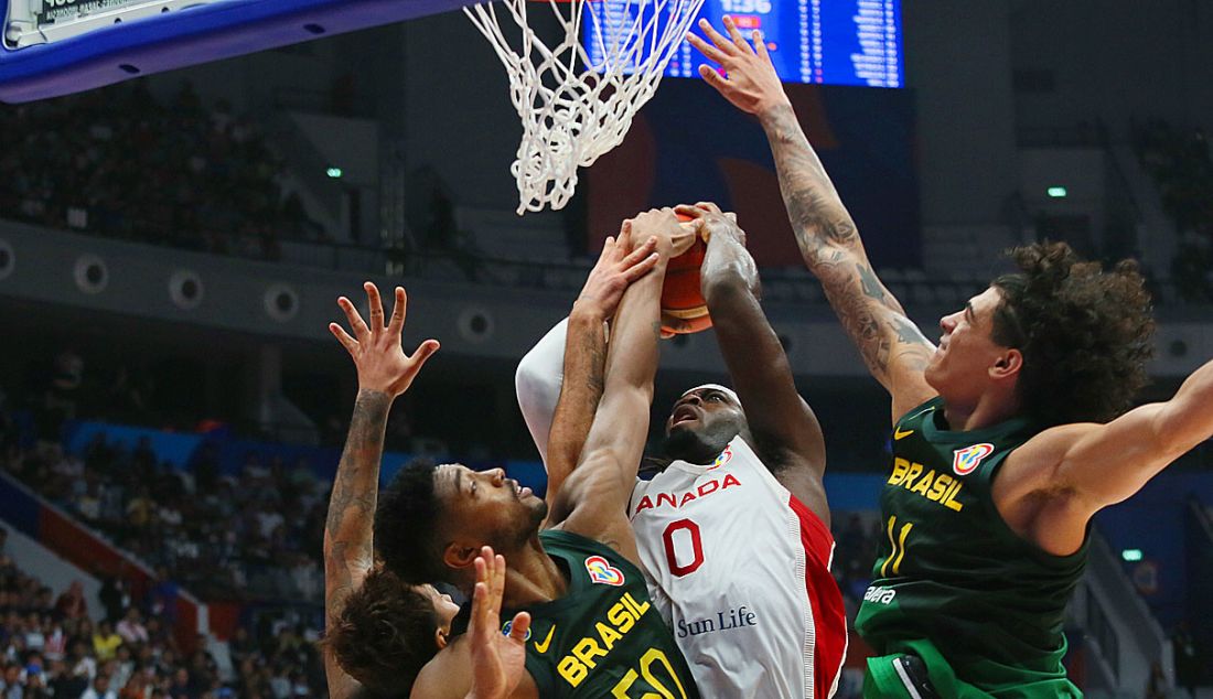 Tiga pebasket Brasil saat mengadang pebasket Kanada Luguentz Dort pada putaran kedua Grup L FIBA World Cup 2023 di Indonesia Arena, Gelora Bung Karno, Senayan, Jakarta, Jumat (1/9). Brasil berhasil mengalahkan Kanada dengan skor 69-65. - JPNN.com