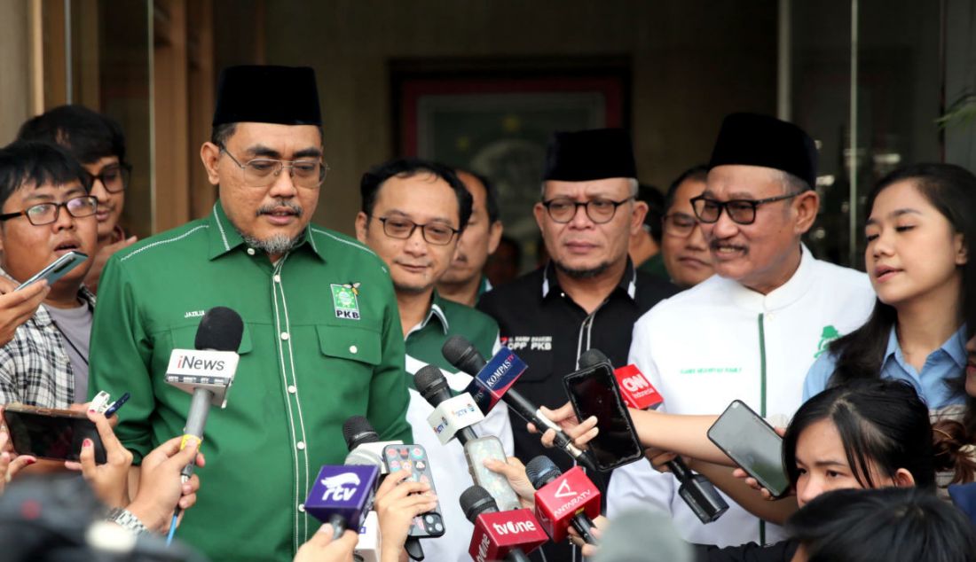 Waketum PKB Jazilul Fawaid bersama Wakil Ketua Dewan Syuro Andi Muawiyah Ramly dan jajaran pengurus DPP PKB memberikan keterangan pers seusai rapat pleno dengan Dewan Syuro dan Dewan Tanfidz di DPP PKB, Jakarta, Jumat (1/9). Berdasarkan hasil rapat pleno, DPP PKB menyambut baik tawaran partai NasDem untuk menduetkan Cawapres Anies Baswedan bersama Ketua Umum PKB Muhaimin Iskandar atau Cak Imin. - JPNN.com