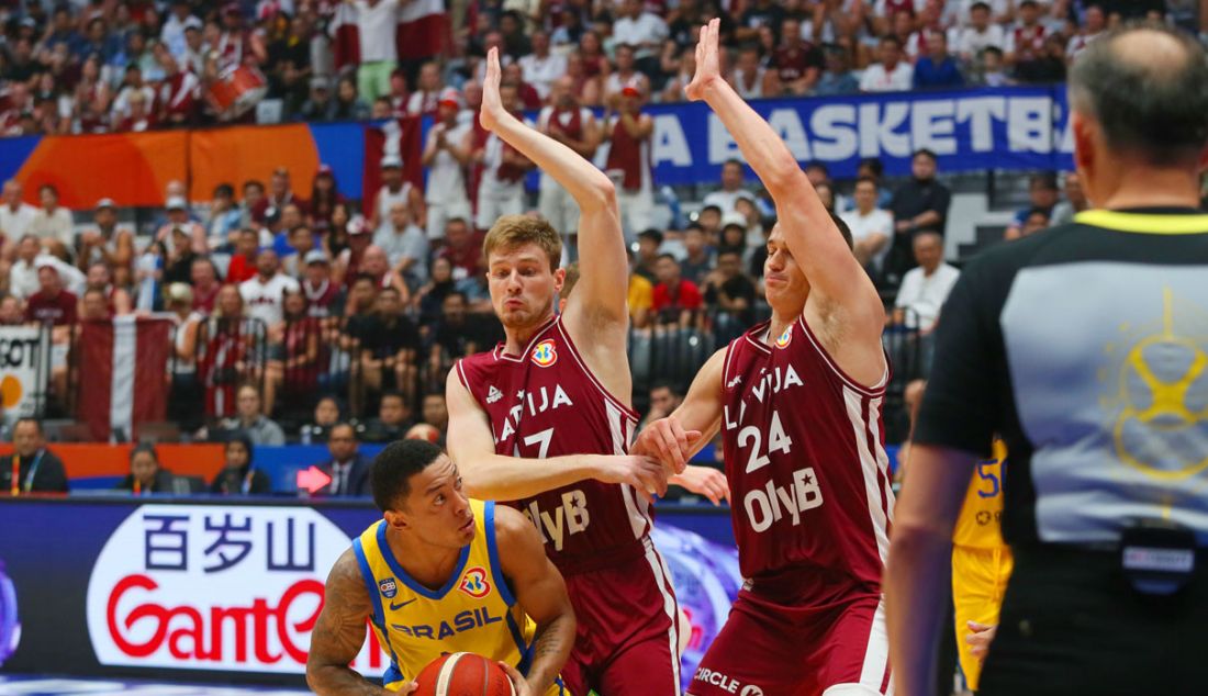 Dua pebasket Latvia menjaga pebasket Brasil Yago Santos pada putaran kedua Grup L FIBA World Cup 2023 di Indonesia Arena, Gelora Bung Karno, Senayan, Jakarta, Minggu (3/9). - JPNN.com