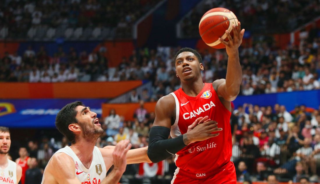 Pebasket Kanada RJ Barrett melakukan lay up ke ring basket Spanyol pada putaran kedua Grup L FIBA World Cup 2023 di Indonesia Arena, Gelora Bung Karno, Senayan, Jakarta, Minggu (3/9). Kanada berhasil mengalahkan Spanyol dengan skor 88-85. - JPNN.com