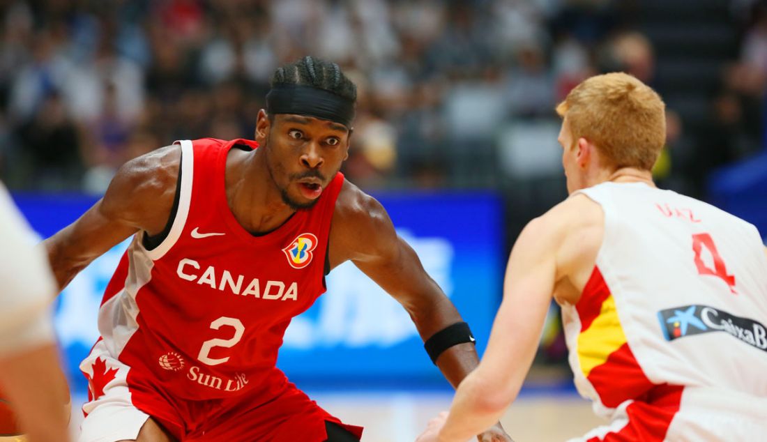 Pebasket Kanada Shai Gilgeous-Alexander saat bertanding melawan Timnas Spanyol pada putaran kedua Grup L FIBA World Cup 2023 di Indonesia Arena, Gelora Bung Karno, Senayan, Jakarta, Minggu (3/9). Kanada berhasil mengalahkan Spanyol dengan skor 88-85. - JPNN.com