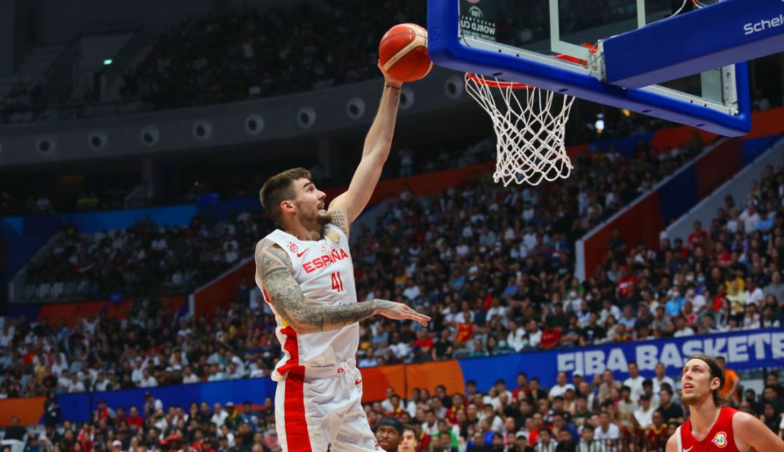 Pebasket Spanyol Juancho Hernangomez melakukan slam dunk ke ring basket Kanada pada putaran kedua Grup L FIBA World Cup 2023 di Indonesia Arena, Gelora Bung Karno, Senayan, Jakarta, Minggu (3/9). Kanada berhasil mengalahkan Spanyol dengan skor 88-85. - JPNN.com