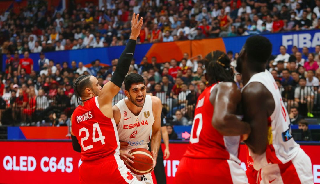 Pebasket Spanyol Santiago Aldama berusaha melewati pebasket Kanada Dillon Brooks pada putaran kedua Grup L FIBA World Cup 2023 di Indonesia Arena, Gelora Bung Karno, Senayan, Jakarta, Minggu (3/9). Kanada berhasil mengalahkan Spanyol dengan skor 88-85. - JPNN.com