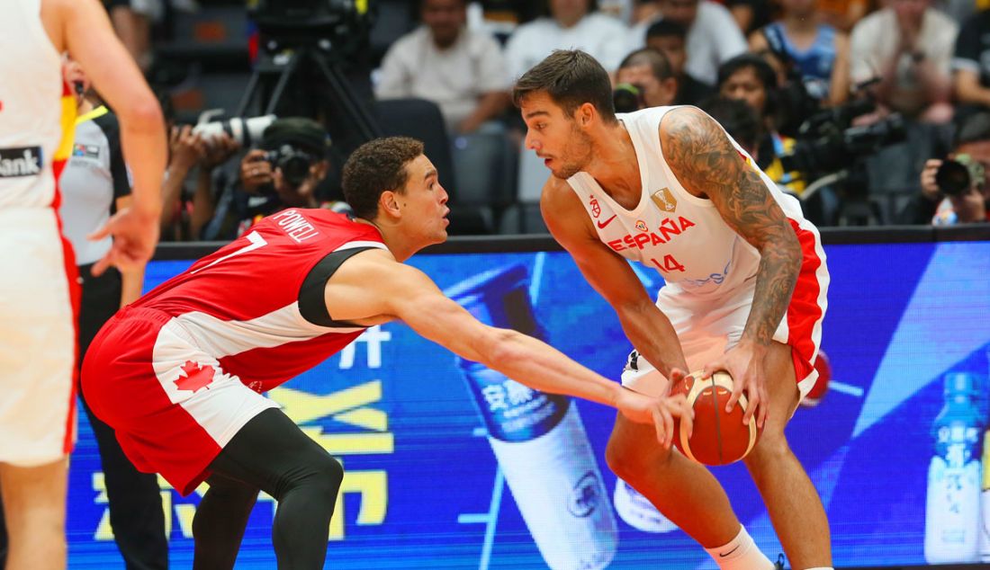 Pebasket Spanyol Willy Hernangomez (kanan) berusaha melewati pebasket Kanada Dwight Powell pada putaran kedua Grup L FIBA World Cup 2023 di Indonesia Arena, Gelora Bung Karno, Senayan, Jakarta, Minggu (3/9). Kanada berhasil mengalahkan Spanyol dengan skor 88-85. - JPNN.com