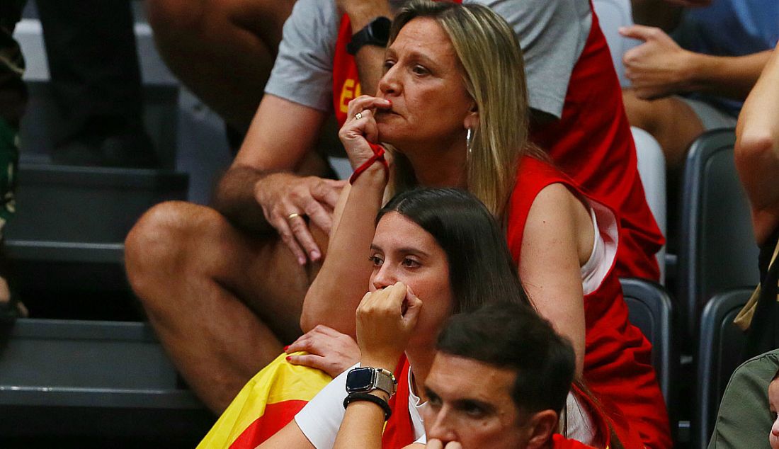 Suporter Spanyol menunjukkan ekspresi kekecewaannya seusai Timnas Spanyol kalah pada putaran kedua Grup L FIBA World Cup 2023 di Indonesia Arena, Gelora Bung Karno, Senayan, Jakarta, Minggu (3/9). Latvia berhasil mengalahkan Brasil dengan skor 104-84. - JPNN.com