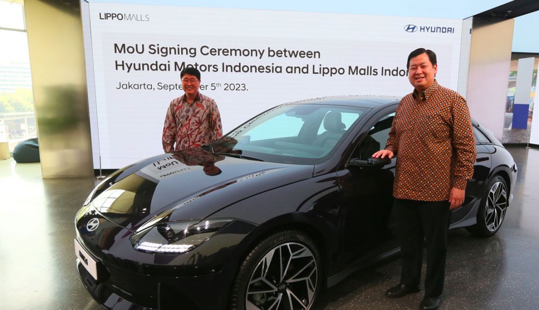 CEO PT Lippo Malls Indonesia Henry Riady (kanan) dan President of Hyundai Motor Asean Headquarter Youngtack Lee seusai penandatangan MoU pembangunan SPKLU di Senayan Park, Jakarta, Selasa (5/9). Hyundai bersama Lippo Malls Indonesia akan membangun Stasiun Pengisian EV Hyundai di 52 mal di bawah naungan Lippo Malls Indonesia. - JPNN.com