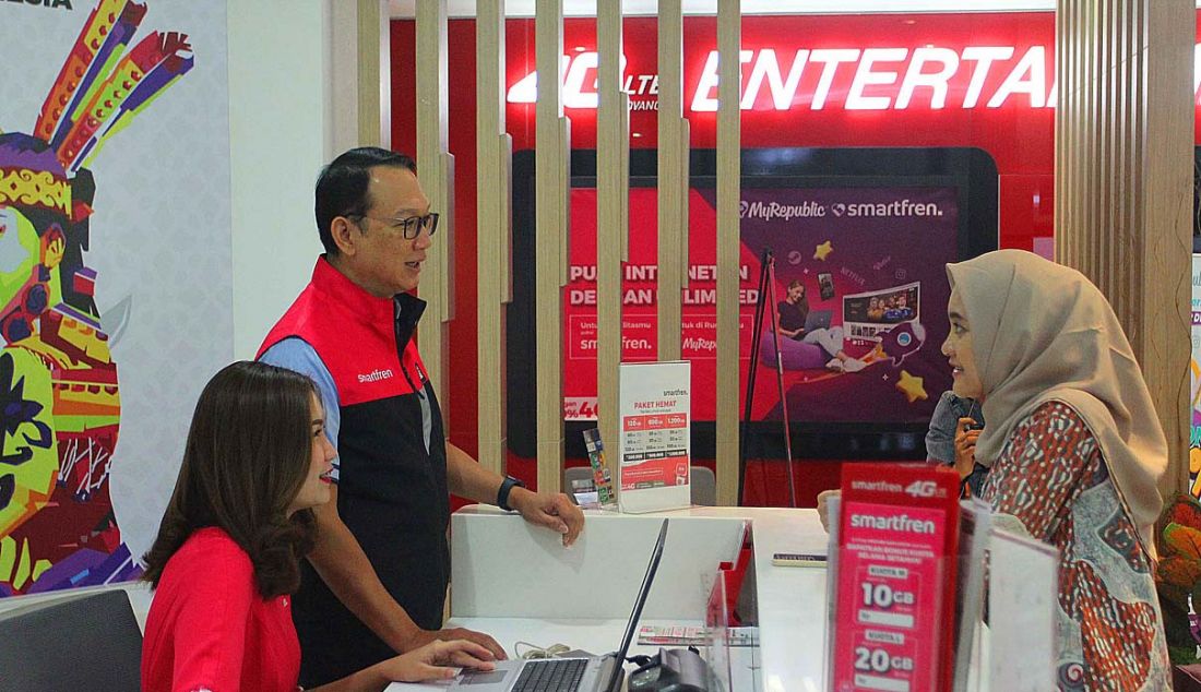 Chief Executive Officer Smartfren Andrijanto Muljono (berdiri kiri) saat berbincang dengan pelanggan di Galeri Smartfren Sabang, Jakarta, Senin (4/9). Smartfren, Andrijanto Muljono, Chief Executive Officer Smartfren hadir di Galeri Smartfren Sabang untuk menangani berbagai keperluan pelanggan Smartfren yang datang. Inisiatif ini dilakukan sebagai wujud dari komitmen Smartfren untuk selalu memberikan layanan terbaik bagi pelanggan dan masyarakat Indonesia. - JPNN.com