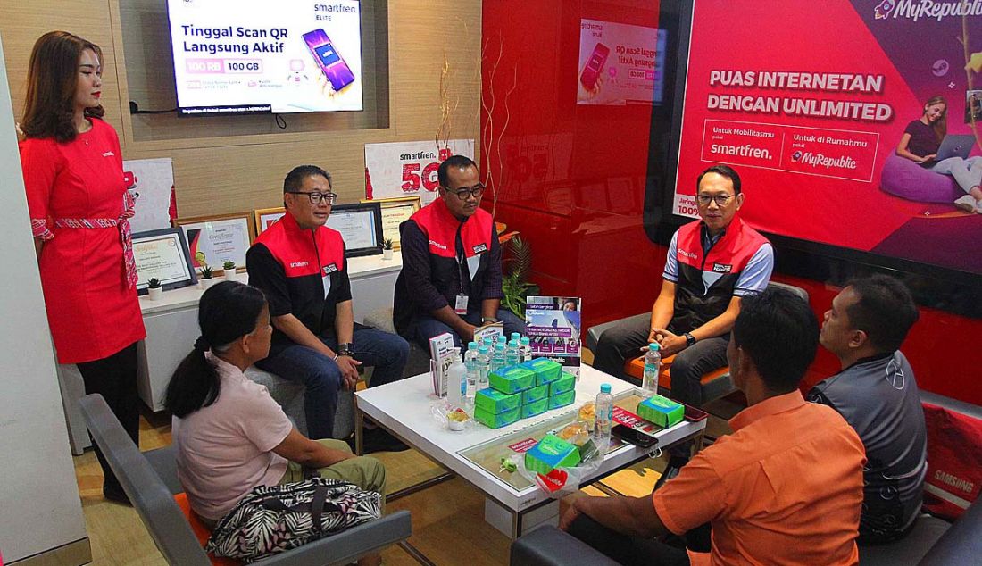 Chief Marketing Officer Smartfren Sukaca Purwokardjono, Pemenang SmartPoin Heri, Chief Executive Officer Smartfren Andrijanto Muljono, Pemenang SmartPoin Rusti Priyatna, Chief Sales & Distribution Officer Smartfren Tom Alamas Dinharsa dan Pemenang SmartPoin Rudy Arifin saat penyerahan hadiah pemenang SmartPoin tertinggi dalam rangka Hari Pelanggan Nasional 2023 dan HUT ke-16 Smartfren di Galeri Smartfren Sabang, Jakarta, Senin (4/9). - JPNN.com