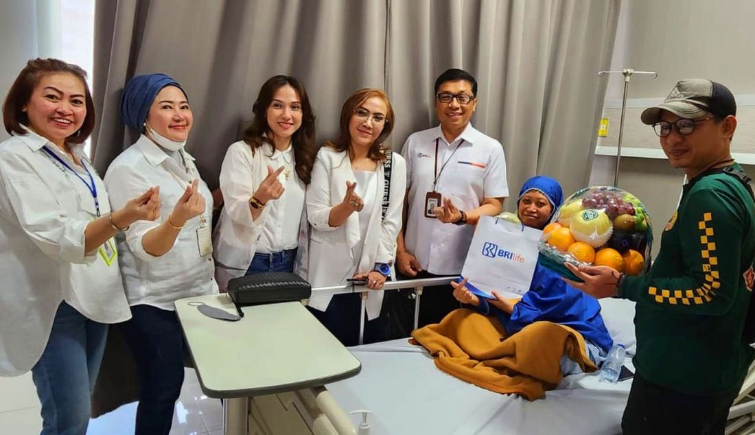 Direktur Pemasaran BRI Life Sutadi saat mengunjungi pasien nasabah BRI Life di Rumah Sakit Premier Bintaro Jakarta, Senin (4/9). Memperingati Hari Pelanggan Nasional, Direksi BRI Life mengunjungi nasabah yang sedang dirawat di rumah sakit yang berada di Jakarta, Cibubur dan Bekasi untuk menyampaikan empati serta memberikan apresiasi dan perhatian. - JPNN.com