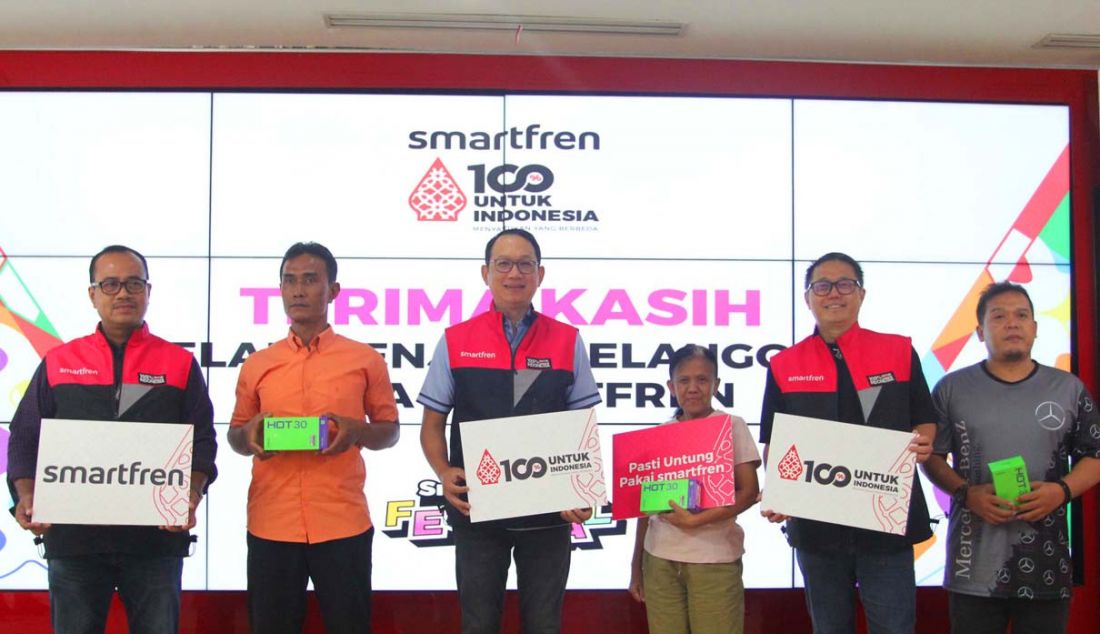 Kiri: Chief Marketing Officer Smartfren Sukaca Purwokardjono, Pemenang SmartPoin Heri, Chief Executive Officer Smartfren Andrijanto Muljono, Pemenang SmartPoin Rusti Priyatna, Chief Sales & Distribution Officer Smartfren Tom Alamas Dinharsa dan Pemenang SmartPoin Rudy Arifin saat penyerahan hadiah pemenang SmartPoin tertinggi dalam rangka Hari Pelanggan Nasional 2023 dan HUT ke-16 Smartfren di Galeri Smartfren Sabang, Jakarta, Senin (4/9). - JPNN.com