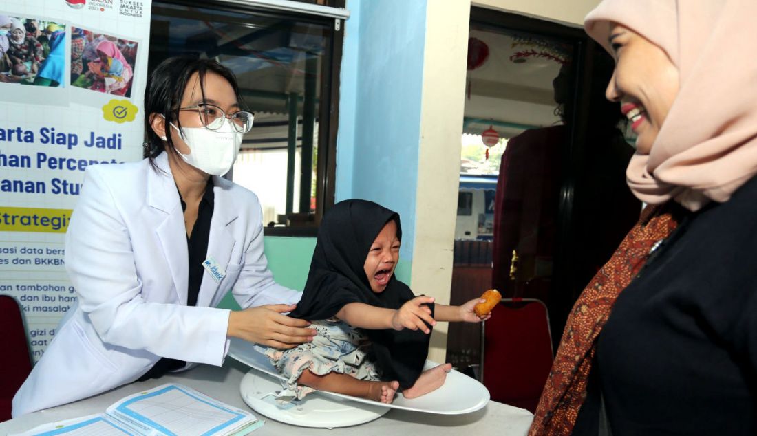 Petugas kesehatan melakukan pemeriksaan kepada seorang balita pada acara penyuluhan pengentasan stunting hingga gizi intensif di Kelurahan Lebak Bulus, Jakarta, Rabu (6/9). Asuransi Astra memberikan penyuluhan pengentasan stunting hingga gizi intensif kepada Kader Posyandu dan para orang tua serta pemeriksaan kesehatan balita dan remaja putri yang diwujudkan dalam menghadirkan Garda M-Klinik. - JPNN.com