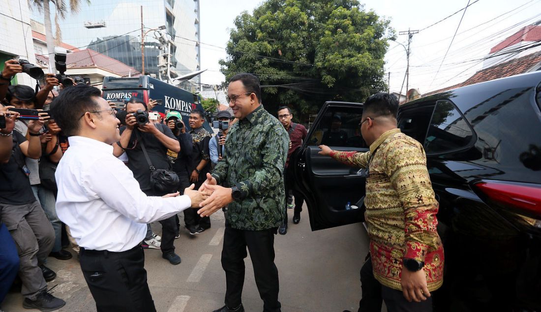 Bacapres Anis Baswedan saat disambut Ketum PKB Muhaimin Iskandar di Kantor DPP PKB, Jakarta, Senin (11/9). Pertemuan tersebut dalam rangka membahas agenda prioritas untuk pemenangan Pilpres 2024. - JPNN.com