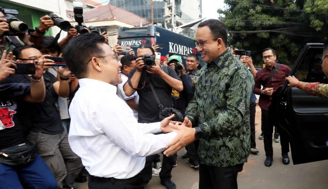 Bacapres Anis Baswedan saat disambut Ketum PKB Muhaimin Iskandar di Kantor DPP PKB, Jakarta, Senin (11/9). Pertemuan tersebut dalam rangka membahas agenda prioritas untuk pemenangan Pilpres 2024. - JPNN.com