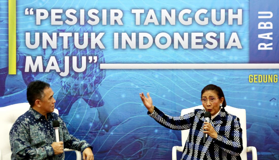 Mantan Menteri Kelautan dan Perikanan Susi Pudjiastuti saat menjadi pembicara pada Seminar Nasional Pesisir Tangguh untuk Indonesia Maju di Kantor Kementerian PMK, Jakarta, Rabu (13/9). - JPNN.com